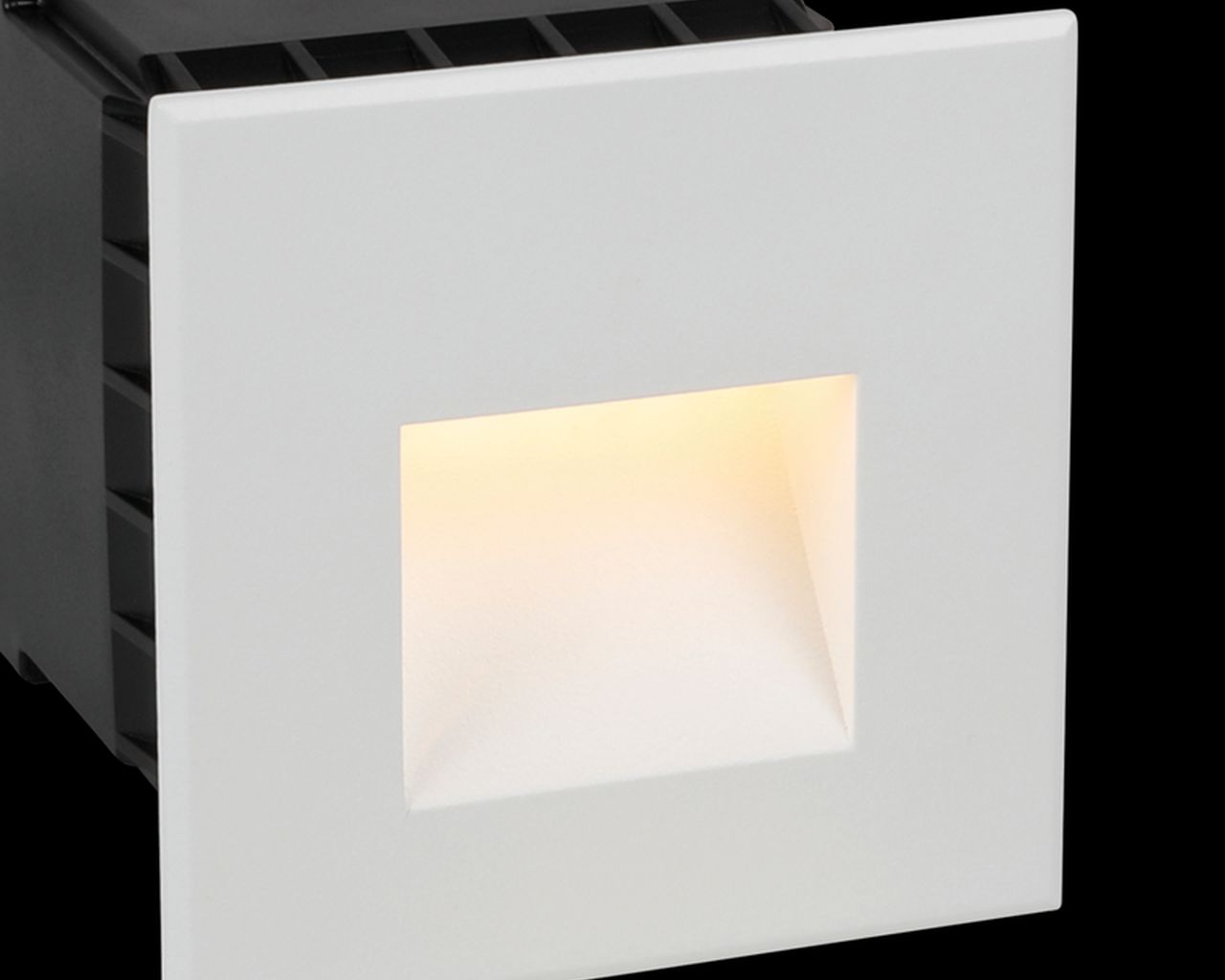 Iluminat_cai_acces_lampa_perete